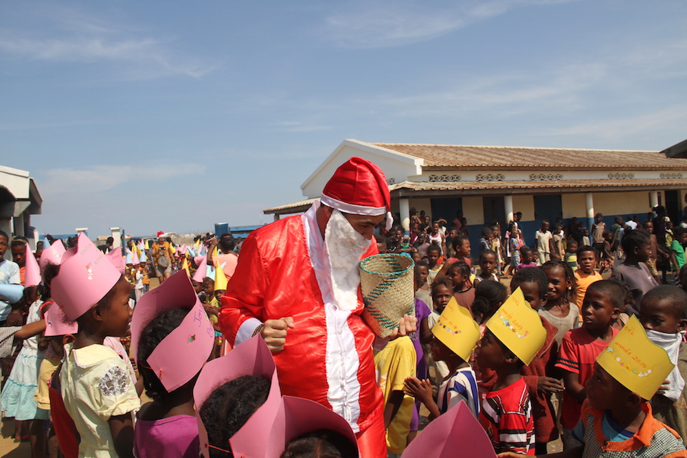 Le Père Noël partage la joie des fêtes de fin d’année aux bénéficiaires d’Eau de Coco à Madagascar