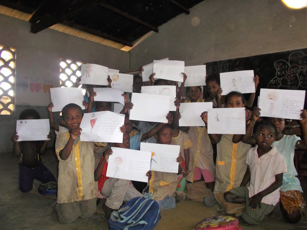 A Madagascar, les élèves du projet Namana reçoivent avec enthousiasme les courriers de leurs amis du monde entier