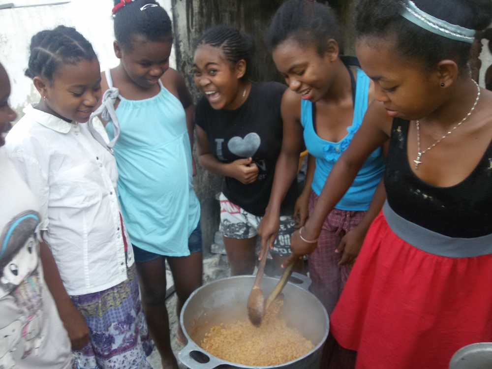 Les filles du Foyer Social apprennent de nouvelles recettes de cuisine